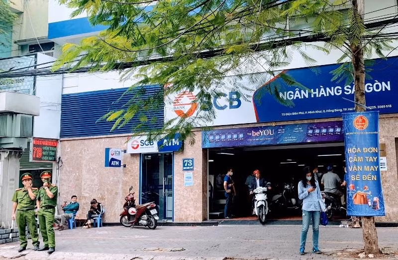 Tình hình đã dần ổn định trở lại tại Ngân hàng SCB Chi nhánh Hồng Bàng (Hải Phòng) có trụ sở tại số 73 Điện Biên Phủ (ảnh chụp lúc 10 giờ sáng ngày 10/10). Tình hình đã dần ổn định trở lại tại Ngân hàng SCB Chi nhánh Hồng Bàng (Hải Phòng) có trụ sở tại số 73 Điện Biên Phủ (ảnh chụp lúc 10 giờ sáng ngày 10/10).