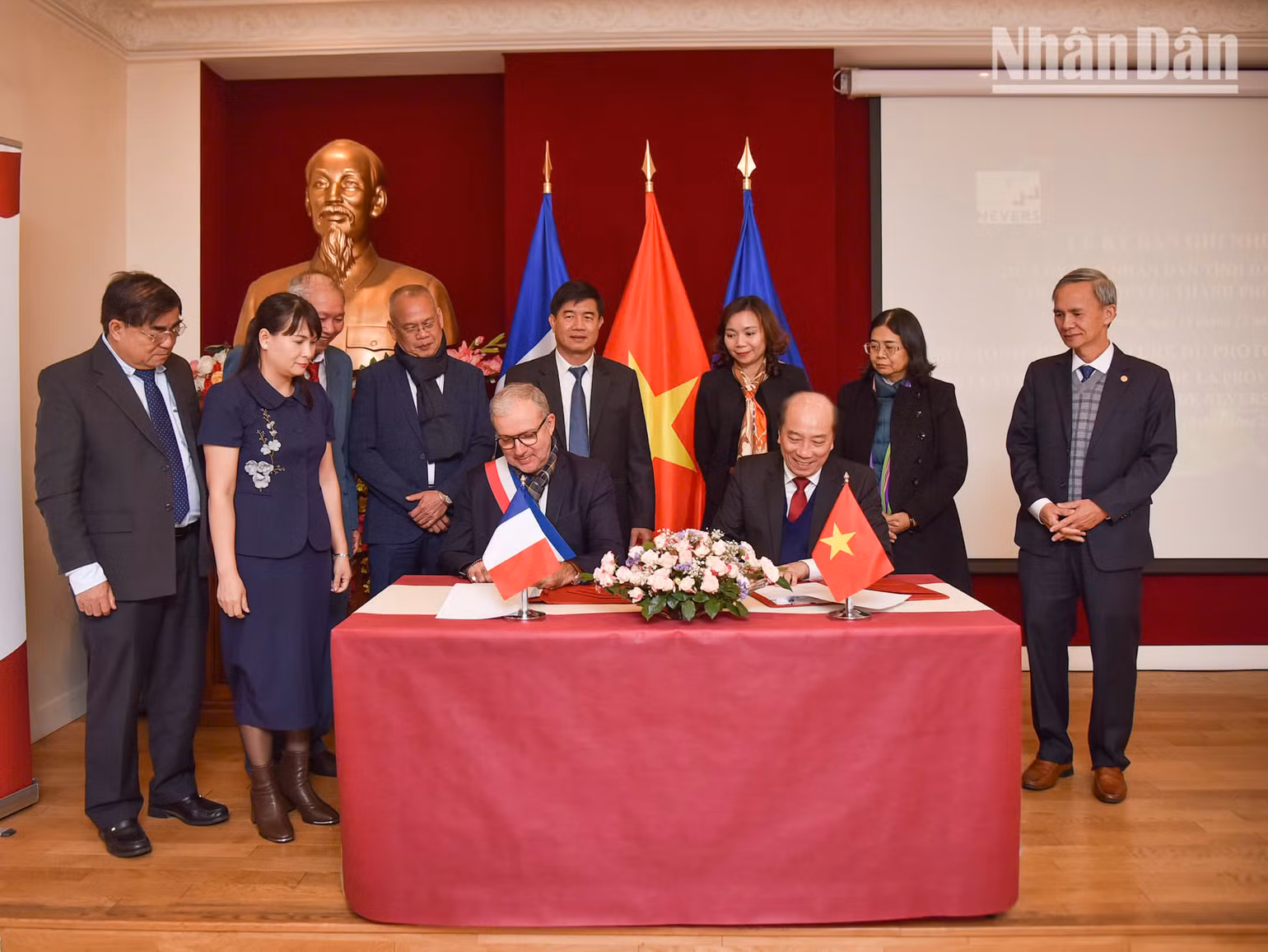 Ông Phạm Ngọc Nghị, Chủ tịch UBND tỉnh Đắk Lắk, và ông Denis Thuriot, Thị trưởng thành phố Nevers, ký kết văn bản thỏa thuận hợp tác giữa hai chính quyền địa phương. (Ảnh: MINH DUY)