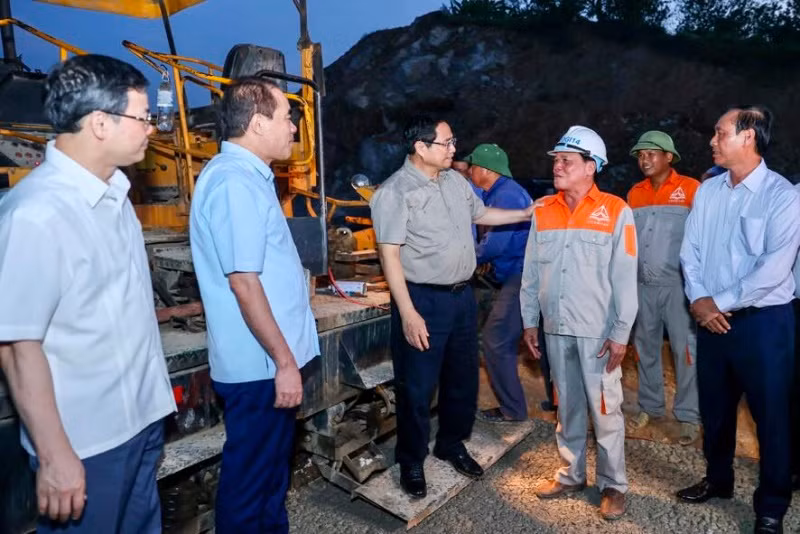 Thủ tướng Phạm Minh Chính thị sát, thăm đội ngũ cán bộ, công nhân trên công trường xây dựng cao tốc Phú Thọ-Tuyên Quang. (Ảnh: Trần Hải)
