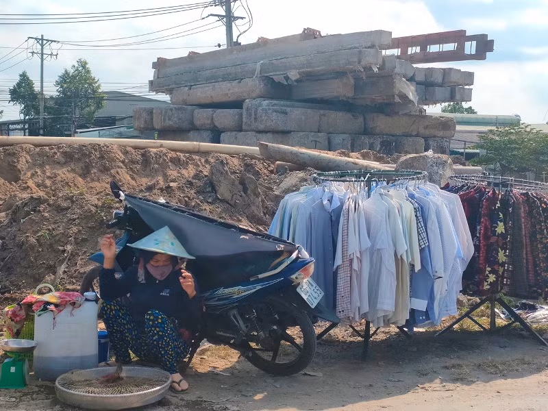 Buôn bán cạnh khu vực thi công công trình tuyến tránh Quốc lộ 30 tại phường Mỹ Phú.