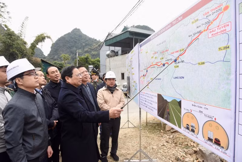 Thủ tướng Phạm Minh Chính khảo sát dự án cao tốc Đồng Đăng-Trà Lĩnh.