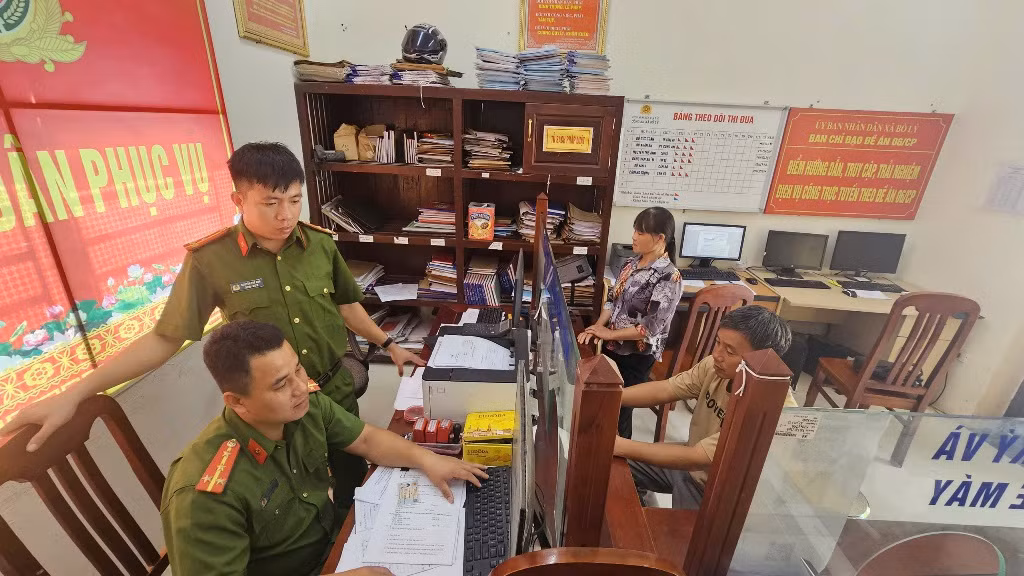 Công an xã Bồ Lý, huyện Tam Đảo hỗ trợ người dân làm thủ tục hành chính.