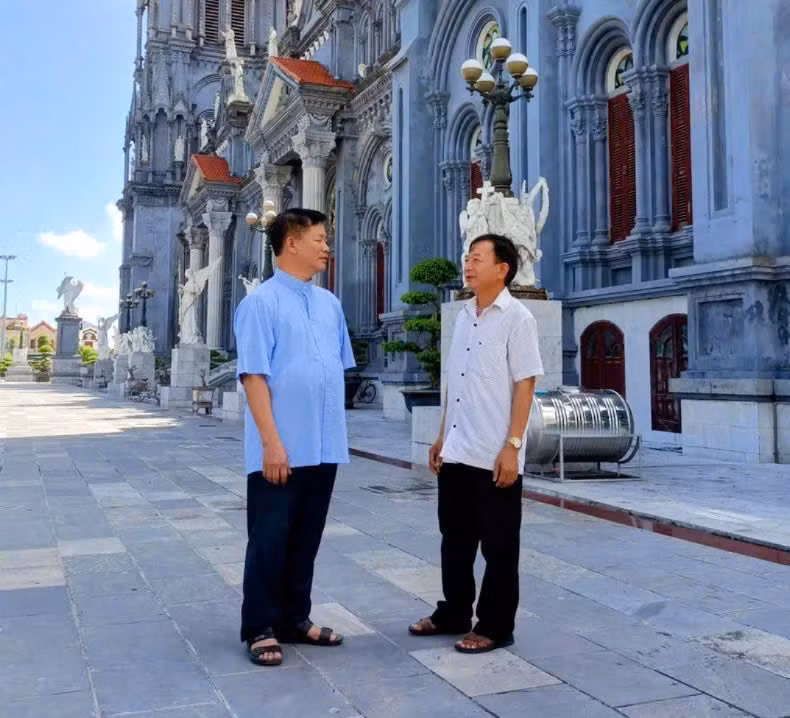 Đồng chí Nguyễn Xuân Tụy (bên phải), Phó Hội đồng mục vụ Giáo xứ Vân Trường (huyện Tiền Hải, tỉnh Thái Bình) thường xuyên trao đổi với Linh mục chánh xứ Bắc Trạch về các hoạt động đồng hành với chính quyền địa phương. (Ảnh: Mai Tú) Đồng chí Nguyễn Xuân Tụy (bên phải), Phó Hội đồng mục vụ Giáo xứ Vân Trường (huyện Tiền Hải, tỉnh Thái Bình) thường xuyên trao đổi với Linh mục chánh xứ Bắc Trạch về các hoạt động đồng hành với chính quyền địa phương. (Ảnh: Mai Tú)