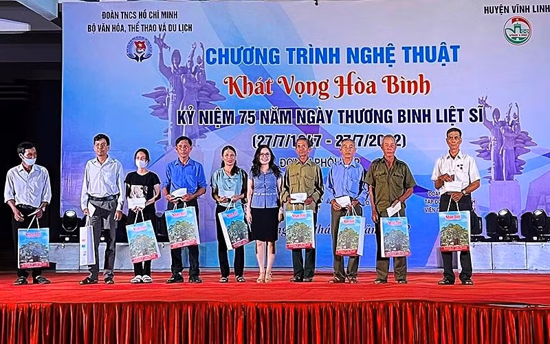 Bí thư Đoàn Thanh niên Báo Nhân Dân Lê Khánh Bình trao quà tặng đại diện các gia đình chính sách tại huyện Vĩnh Linh (tỉnh Quảng Trị). Bí thư Đoàn Thanh niên Báo Nhân Dân Lê Khánh Bình trao quà tặng đại diện các gia đình chính sách tại huyện Vĩnh Linh (tỉnh Quảng Trị).