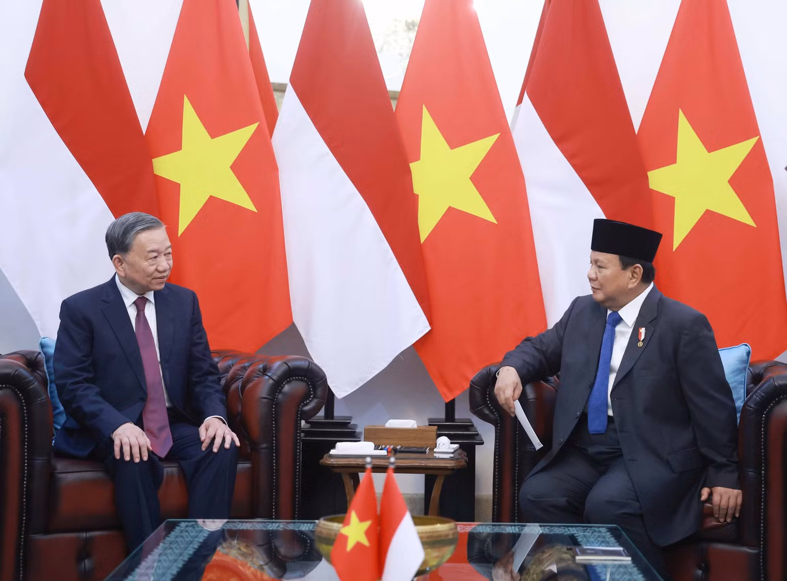Tổng Bí thư Tô Lâm và Tổng thống Cộng hòa Indonesia, Chủ tịch Đảng Phong trào Indonesia vĩ đại (Gerindra) Prabowo Subianto gặp hẹp. Ảnh: Thống Nhất/TTXVN Tổng Bí thư Tô Lâm và Tổng thống Cộng hòa Indonesia, Chủ tịch Đảng Phong trào Indonesia vĩ đại (Gerindra) Prabowo Subianto gặp hẹp. Ảnh: Thống Nhất/TTXVN