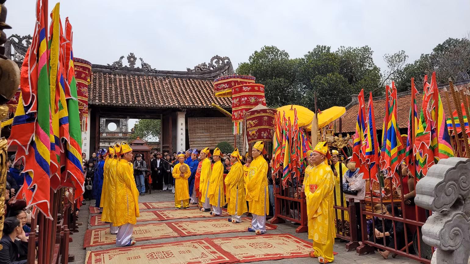 Lễ hội Cổ Loa diễn ra trong không khí trang nghiêm trong dịp xuân Giáp Thìn. Ảnh: Chí Dũng.