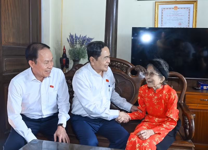 Chủ tịch Quốc hội Trần Thanh Mẫn thăm hỏi Mẹ Việt Nam Anh hùng Phạm Thị Hán tại huyện Thủy Nguyên. (Ảnh Duy Linh) Chủ tịch Quốc hội Trần Thanh Mẫn thăm hỏi Mẹ Việt Nam Anh hùng Phạm Thị Hán tại huyện Thủy Nguyên. (Ảnh Duy Linh)