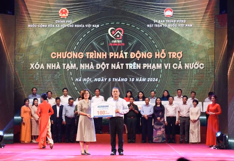 Lãnh đạo Ngân hàng Nông nghiệp và Phát triển nông thôn (AGRIBANK) trao hỗ trợ 100 tỷ đồng cho chương trình phát động.
