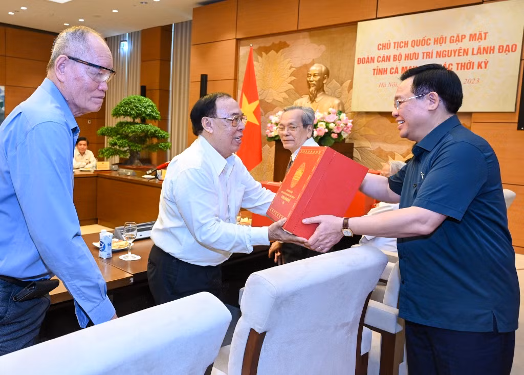 Chủ tịch Quốc hội Vương Đình Huệ trao quà lưu niệm cho các đại biểu.