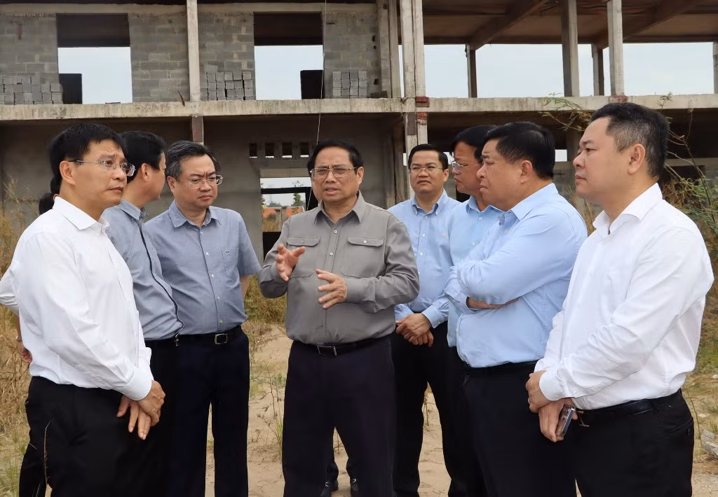 Thủ tướng Phạm Minh Chính kiểm tra công trình trường học thi công dang dở trong khu tái định cư Lộc An - Bình Sơn. Thủ tướng Phạm Minh Chính kiểm tra công trình trường học thi công dang dở trong khu tái định cư Lộc An - Bình Sơn.
