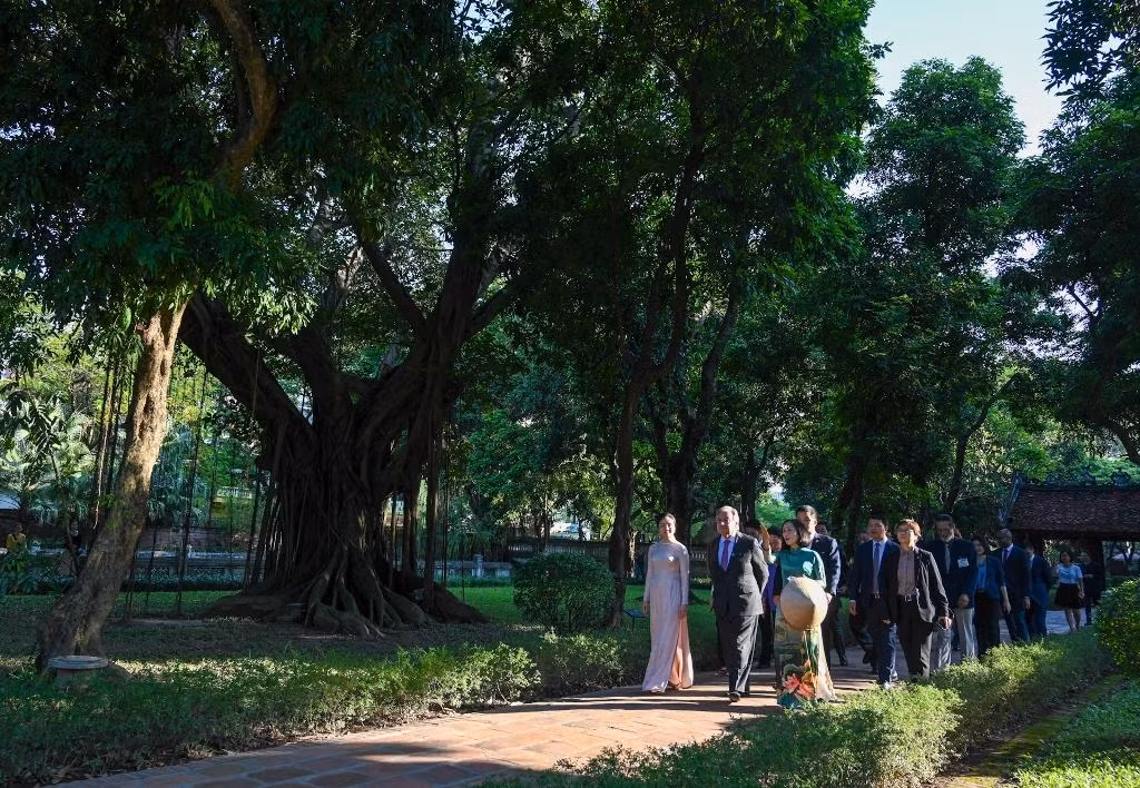 Hướng dẫn viên khu di tích giới thiệu cho Tổng Thư ký Liên hợp quốc về lịch sử hình thành và phát triển của Văn Miếu-Quốc Tử Giám.
