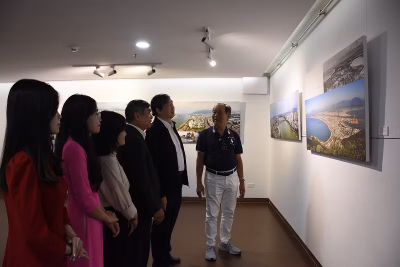 Các đại biểu tham quan triển lãm. Các đại biểu tham quan triển lãm.