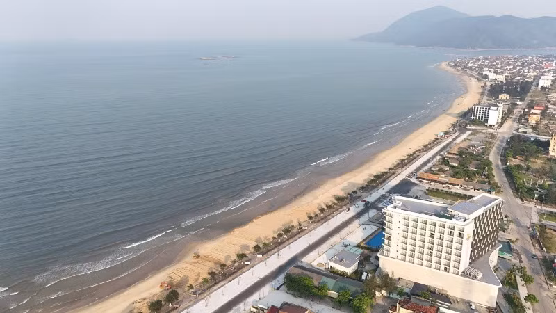 Bãi biển Thiên Cầm (Cẩm Xuyên, Hà Tĩnh) được đánh giá là một trong những bãi biển đẹp nhất miền trung. Ảnh: Ngô Tuấn