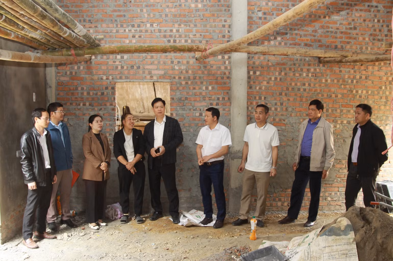 Cán bộ huyện Thuận Châu, tỉnh Sơn La kiểm tra tiến độ công trình xóa nhà tạm, nhà dột nát tại Xã Thôm Mòn. Cán bộ huyện Thuận Châu, tỉnh Sơn La kiểm tra tiến độ công trình xóa nhà tạm, nhà dột nát tại Xã Thôm Mòn.