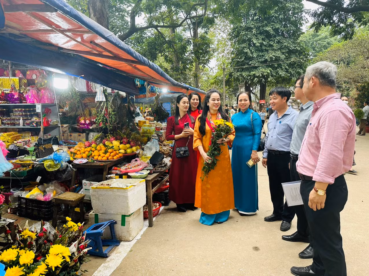 Kiểm tra công tác tổ chức lễ hội tại đền Và (thị xã Sơn Tây, Hà Nội). Ảnh: Chí Dũng.
