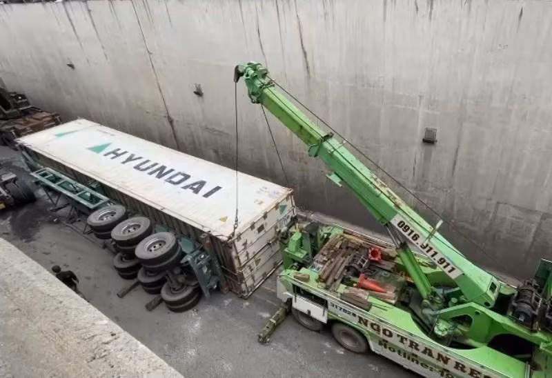 Hiện trường xe container lật dưới hầm chui ngã 4 Vũng Tàu.