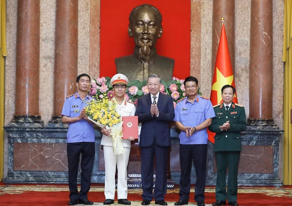 Tổng Bí thư, Chủ tịch nước Tô Lâm và Lãnh đạo Viện Kiểm sát nhân dân tối cao chúc mừng đồng chí Hồ Đức Anh giữ chức Phó Viện trưởng Viện Kiểm sát nhân dân tối cao. Ảnh: TTXVN Tổng Bí thư, Chủ tịch nước Tô Lâm và Lãnh đạo Viện Kiểm sát nhân dân tối cao chúc mừng đồng chí Hồ Đức Anh giữ chức Phó Viện trưởng Viện Kiểm sát nhân dân tối cao. Ảnh: TTXVN