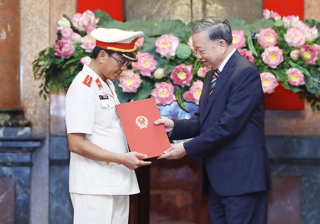 Tổng Bí thư, Chủ tịch nước Tô Lâm trao quyết định bổ nhiệm đồng chí Hồ Đức Anh giữ chức Phó Viện trưởng Viện Kiểm sát nhân dân tối cao. Ảnh: TTXVN Tổng Bí thư, Chủ tịch nước Tô Lâm trao quyết định bổ nhiệm đồng chí Hồ Đức Anh giữ chức Phó Viện trưởng Viện Kiểm sát nhân dân tối cao. Ảnh: TTXVN