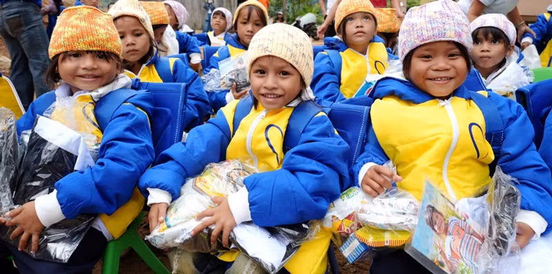 Học trò điểm trường ông Phụng, thuộc Trường Phổ thông dân tộc bán trú xã Trà Dơn, huyện Nam Trà My, tỉnh Quảng Nam với những món quà Câu lạc bộ Bạn thương nhau vận động mạnh thường quân trao tặng.