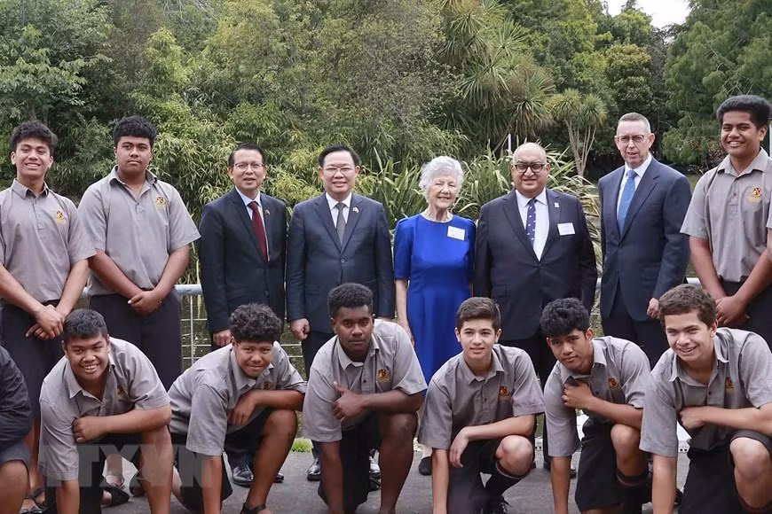 Chủ tịch Quốc hội Vương Đình Huệ với Ban lãnh đạo và sinh viên Đại học Waikato. (Ảnh: Doãn Tấn/TTXVN) Chủ tịch Quốc hội Vương Đình Huệ với Ban lãnh đạo và sinh viên Đại học Waikato. (Ảnh: Doãn Tấn/TTXVN)