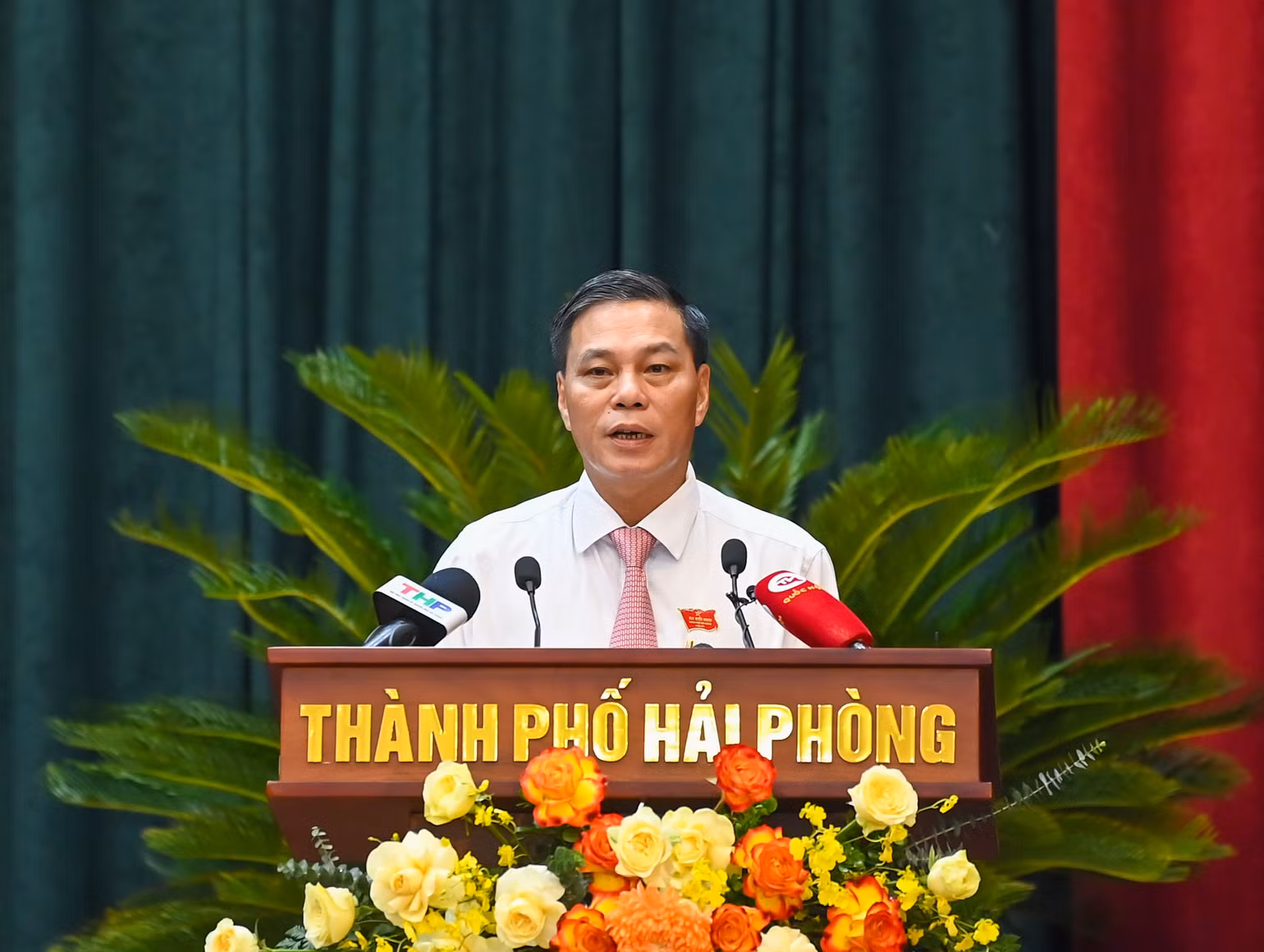 Chủ tịch Ủy ban nhân dân thành phố Hải Phòng Nguyễn Văn Tùng trình bày báo cáo tóm tắt tình hình kinh tế-xã hội, quốc phòng-an ninh 6 tháng đầu năm, nhiệm vụ trọng tâm 6 tháng cuối năm 2024.