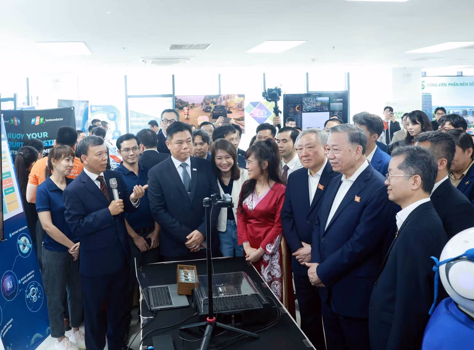 Tổng Bí thư Tô Lâm thăm Khu Công viên Phần mềm số 2. (Ảnh: Thống Nhất/TTXVN) Tổng Bí thư Tô Lâm thăm Khu Công viên Phần mềm số 2. (Ảnh: Thống Nhất/TTXVN)