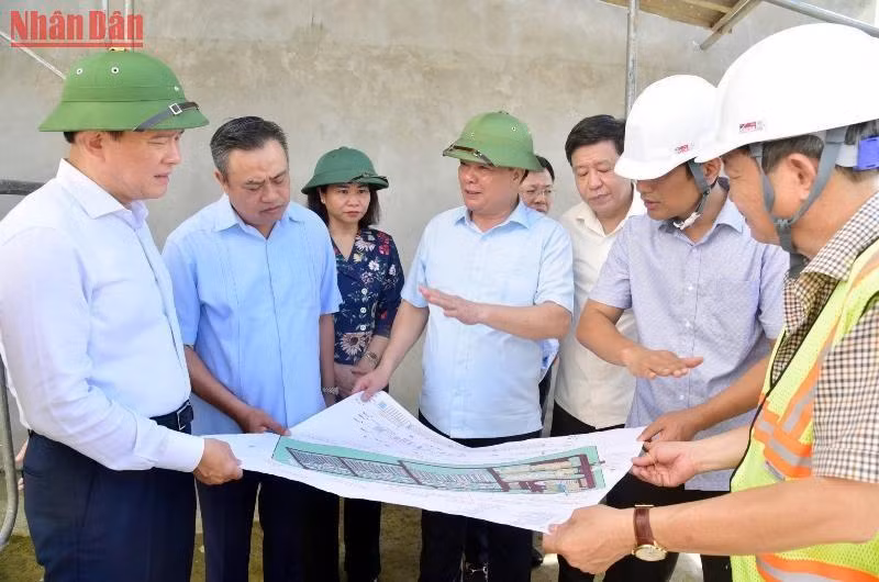 Bí thư Thành ủy Đinh Tiến Dũng và các đồng chí Thường trực Thành ủy khảo sát, kiểm tra Dự án Nhà máy xử lý nước thải Yên Xá. (Ảnh: Duy Linh)