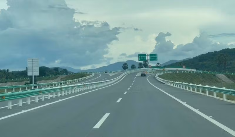 Tuyến đường cao tốc Phnom Penh-Preah Sihanouk góp phần thúc đẩy du lịch. (Ảnh: Nguyễn Hiệp)