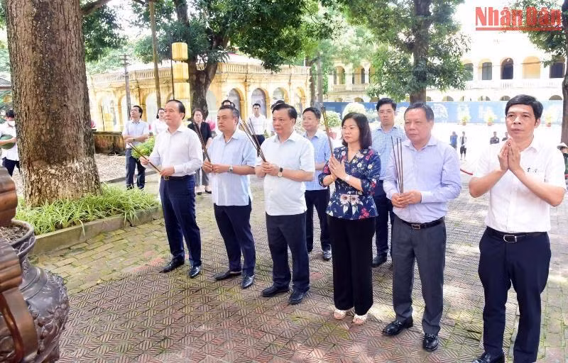 Bí thư Thành ủy Đinh Tiến cùng các đồng chí lãnh đạo thành phố cùng các đại biểu dâng hương tại Điện Kính Thiên. (Ảnh: Duy Linh)