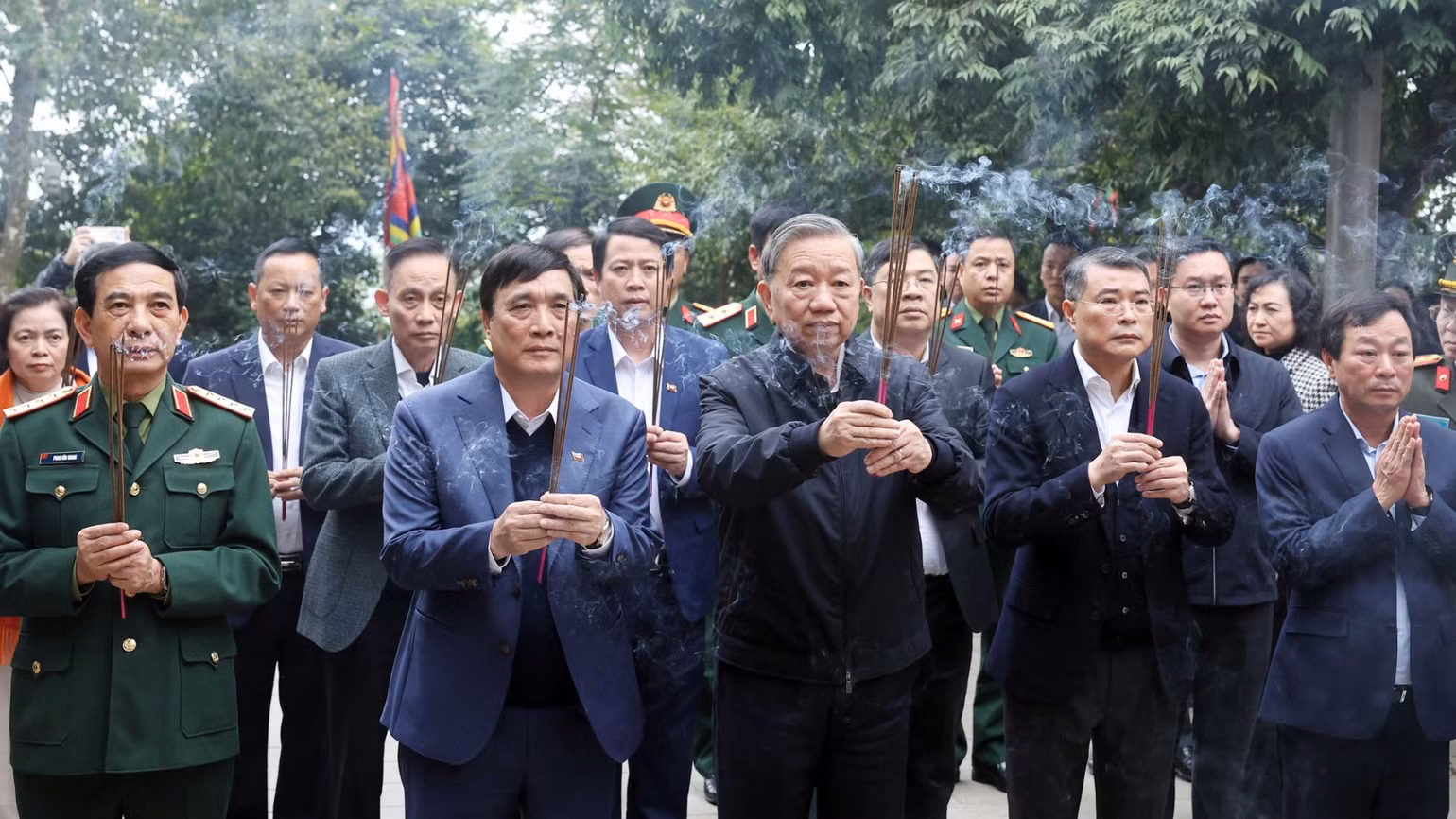 Tổng Bí thư Tô Lâm dâng hương tại Điện Kính Thiên trên đỉnh núi Nghĩa Lĩnh thuộc Khu Di tích lịch sử quốc gia đặc biệt Đền Hùng. Ảnh: Thống Nhất/TTXVN Tổng Bí thư Tô Lâm dâng hương tại Điện Kính Thiên trên đỉnh núi Nghĩa Lĩnh thuộc Khu Di tích lịch sử quốc gia đặc biệt Đền Hùng. Ảnh: Thống Nhất/TTXVN