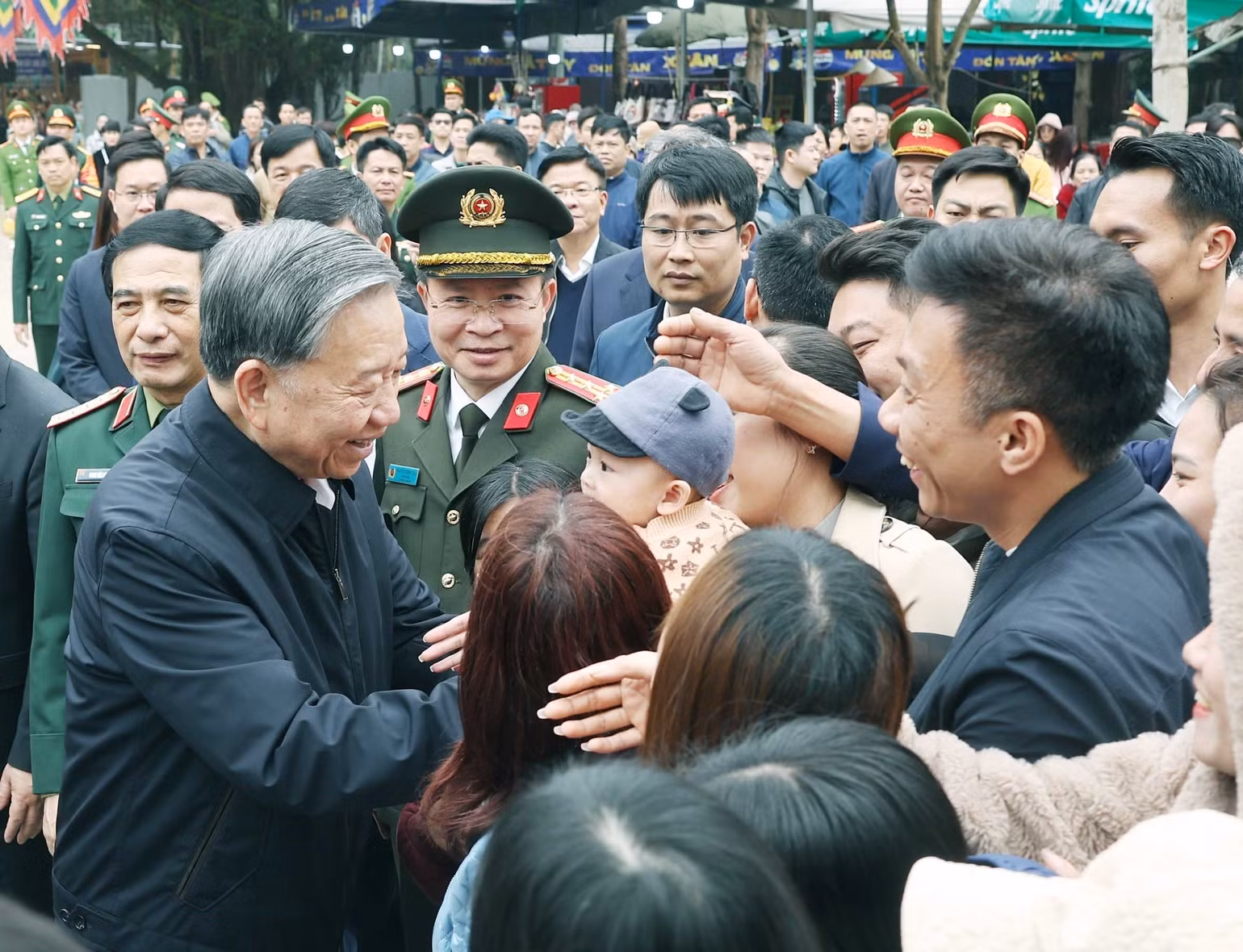 Tổng Bí thư Tô Lâm với nhân dân tại Khu Di tích lịch sử quốc gia đặc biệt Đền Hùng. Ảnh: Thống Nhất/TTXVN Tổng Bí thư Tô Lâm với nhân dân tại Khu Di tích lịch sử quốc gia đặc biệt Đền Hùng. Ảnh: Thống Nhất/TTXVN