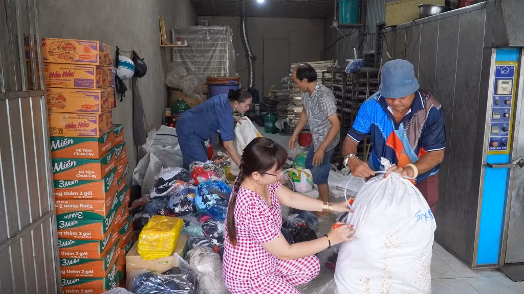 Nhóm thiện nguyện “Lò bánh mì cô Thảo” ở Đồng Tháp chuẩn bị hàng hóa cứu trợ chuyển ra miền bắc. (Ảnh: Hữu Nghĩa)