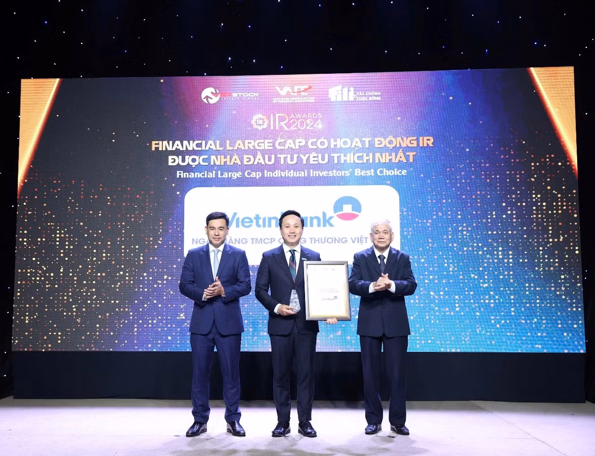 Ông Vương Huy Đông – Phó Ban Thư ký Hội đồng quản trị và quan hệ cổ đông, đại diện VietinBank nhận giải thưởng. Ông Vương Huy Đông – Phó Ban Thư ký Hội đồng quản trị và quan hệ cổ đông, đại diện VietinBank nhận giải thưởng.
