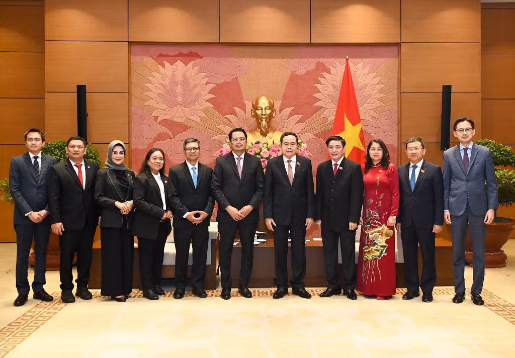 Chủ tịch Quốc hội Trần Thanh Mẫn và Phó Chủ tịch Thượng viện Indonesia H.Mahyundin chụp ảnh lưu niệm với đại biểu hai nước.