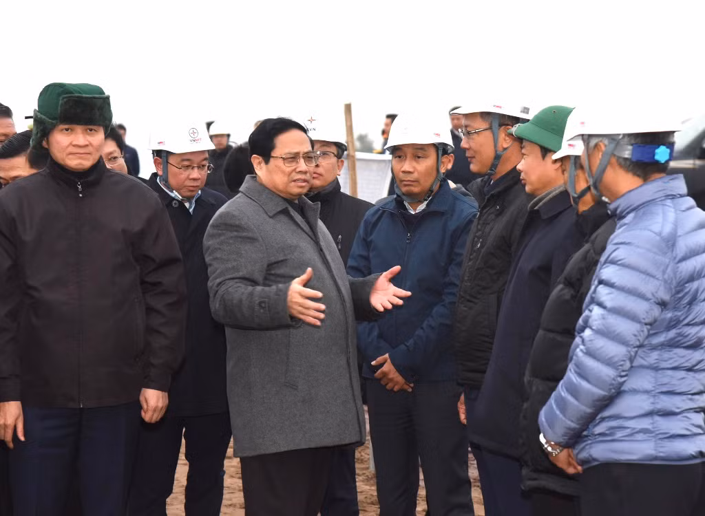 Thủ tướng Phạm Minh Chính động viên các đơn vị thi công Dự án Đường dây 500kV Nam Định 1-Thanh Hóa thuộc địa bàn xã Thượng Kiệm, huyện Kim Sơn, tỉnh Ninh Bình. Thủ tướng Phạm Minh Chính động viên các đơn vị thi công Dự án Đường dây 500kV Nam Định 1-Thanh Hóa thuộc địa bàn xã Thượng Kiệm, huyện Kim Sơn, tỉnh Ninh Bình.