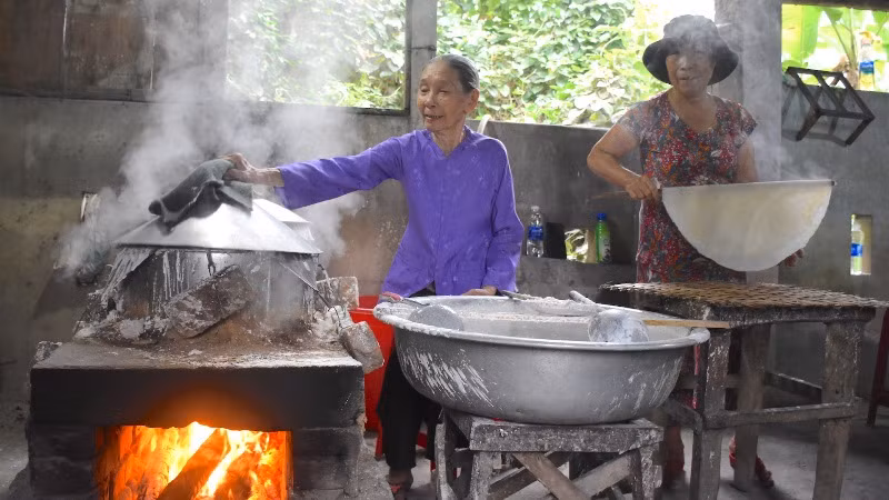 Bà Đặng Thị Túy Phong, 85 tuổi, gắn bó với nghề làm bánh tráng Túy Loan hơn 50 năm. Nghề làm bánh tráng Túy Loan (Đà Nẵng) vừa được ghi danh vào Danh mục Di sản văn hóa phi vật thể quốc gia năm 2024. Bà Đặng Thị Túy Phong, 85 tuổi, gắn bó với nghề làm bánh tráng Túy Loan hơn 50 năm. Nghề làm bánh tráng Túy Loan (Đà Nẵng) vừa được ghi danh vào Danh mục Di sản văn hóa phi vật thể quốc gia năm 2024.