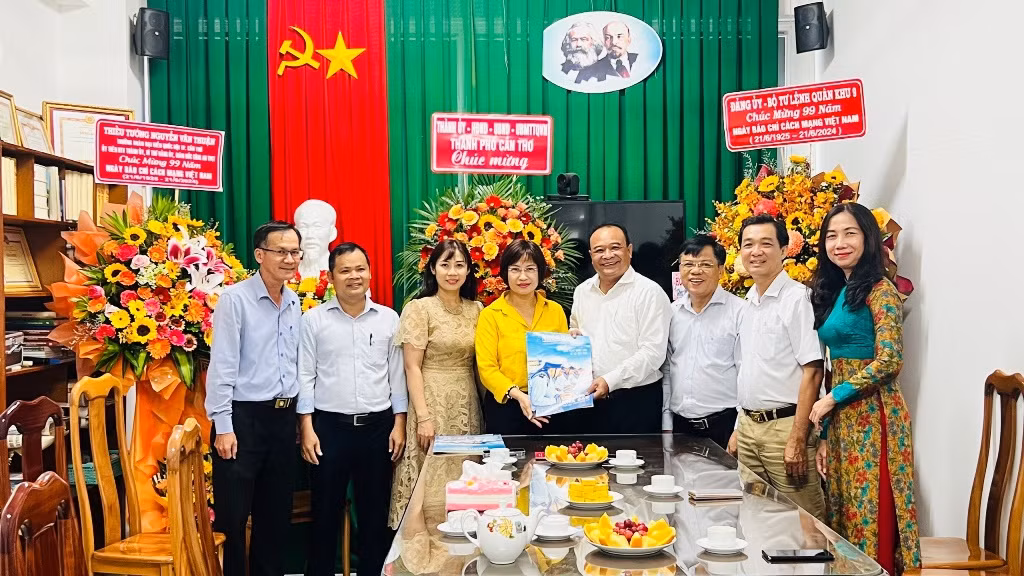 Cơ quan Thường trực Báo Nhân Dân tại Cần Thơ trao tặng ấn phẩm 21/6 cho đại diện lãnh đạo Thành ủy Cần Thơ. Cơ quan Thường trực Báo Nhân Dân tại Cần Thơ trao tặng ấn phẩm 21/6 cho đại diện lãnh đạo Thành ủy Cần Thơ.