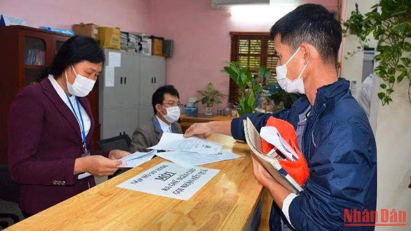 Người dân đến giải quyết thủ tục hành chính tại Bộ phận một cửa xã Phương Liễu, huyện Quế Võ (Bắc Ninh).