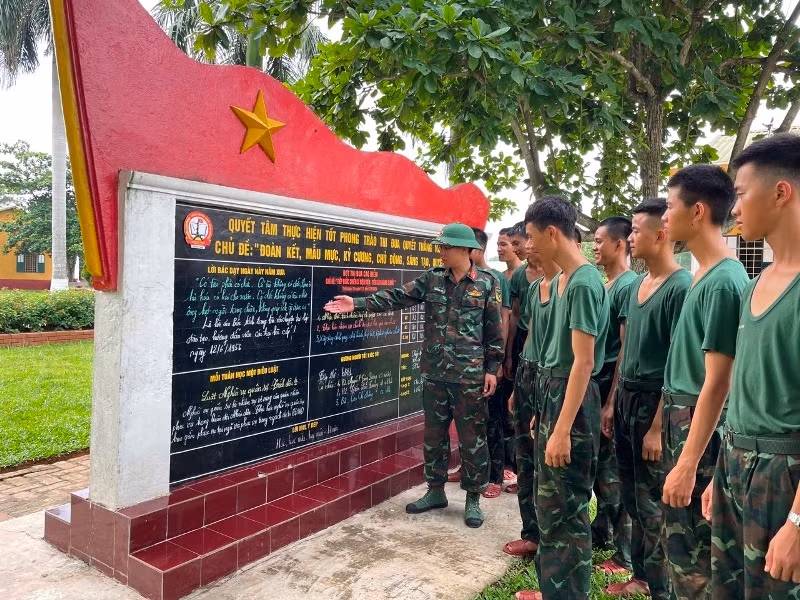 Thiếu tá Trần Đặng Tiến, Chính trị viên Tiểu đoàn 8, Trung đoàn 18, Sư đoàn 325, Quân đoàn 12 (Bộ Quốc phòng) giới thiệu với bộ đội lời Bác Hồ dạy ngày này năm xưa trên Bảng tin thi đua của đơn vị. Ảnh: Đức Truyền. Thiếu tá Trần Đặng Tiến, Chính trị viên Tiểu đoàn 8, Trung đoàn 18, Sư đoàn 325, Quân đoàn 12 (Bộ Quốc phòng) giới thiệu với bộ đội lời Bác Hồ dạy ngày này năm xưa trên Bảng tin thi đua của đơn vị. Ảnh: Đức Truyền.