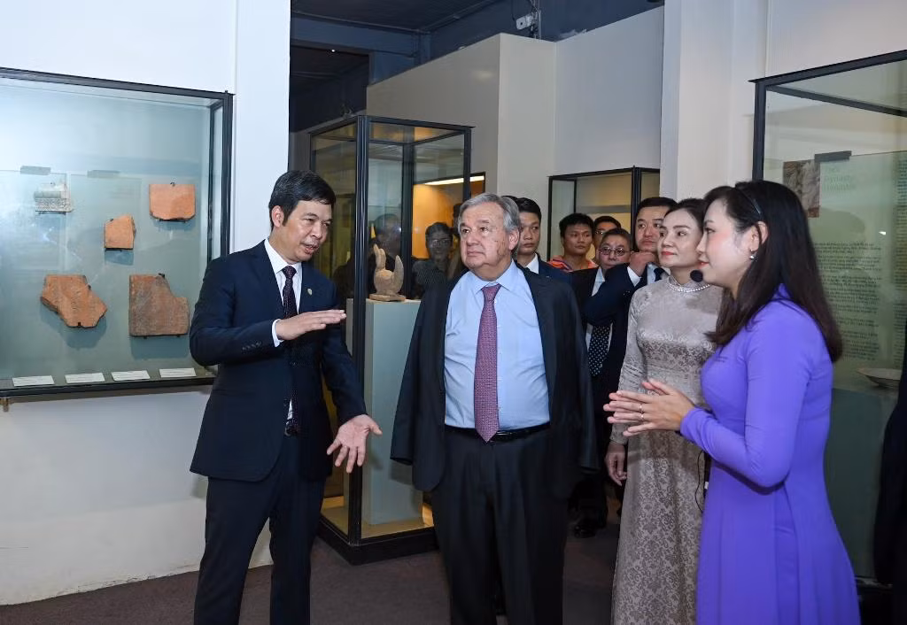 Tổng Thư ký Liên hợp quốc Antonio Guterres nghe giới thiệu về các hiện vật khảo cổ được tìm thấy tại Hoàng thành Thăng Long.