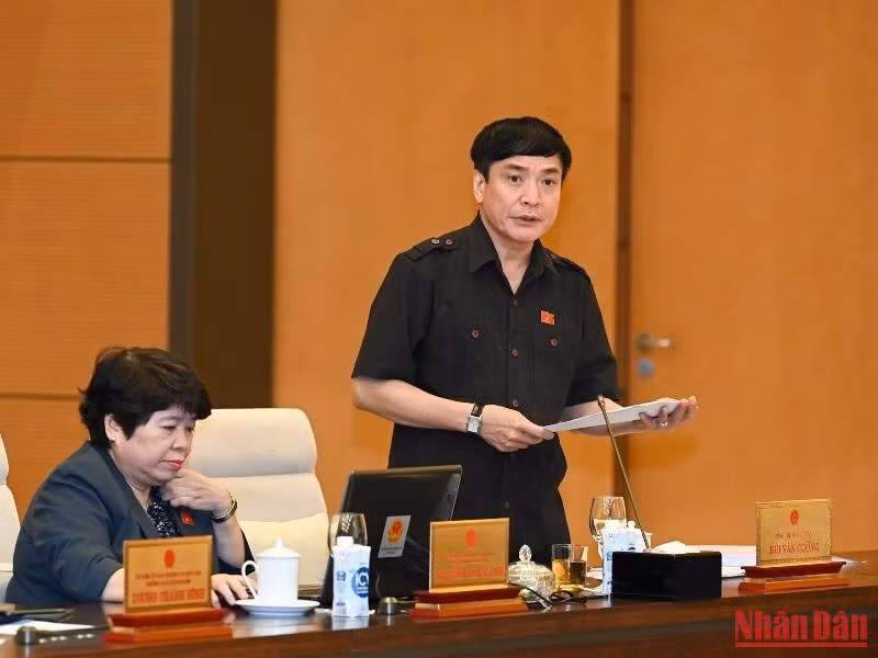 Tổng Thư ký, Chủ nhiệm Văn phòng Quốc hội Bùi Văn Cường trình bày tờ trình dự thảo Nghị quyết ban hành Nội quy kỳ họp Quốc hội (sửa đổi). (Ảnh: Duy Linh)