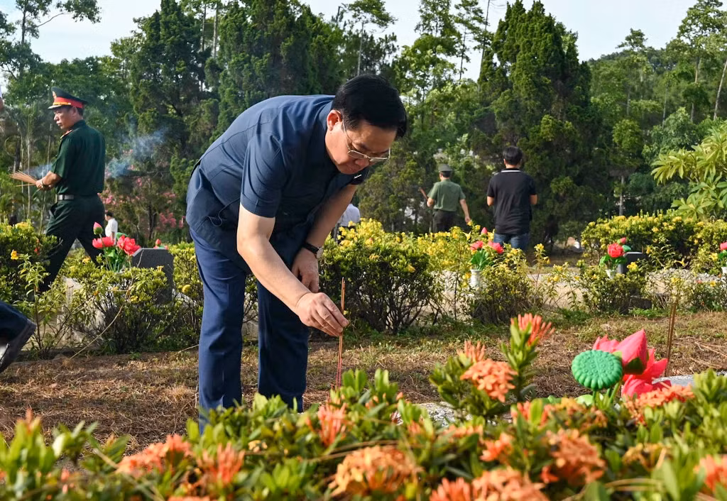 Chủ tịch Quốc hội Vương Đình Huệ thắp hương tại phần mộ các liệt sĩ ở Nghĩa trang liệt sĩ thành phố Huế. Chủ tịch Quốc hội Vương Đình Huệ thắp hương tại phần mộ các liệt sĩ ở Nghĩa trang liệt sĩ thành phố Huế.