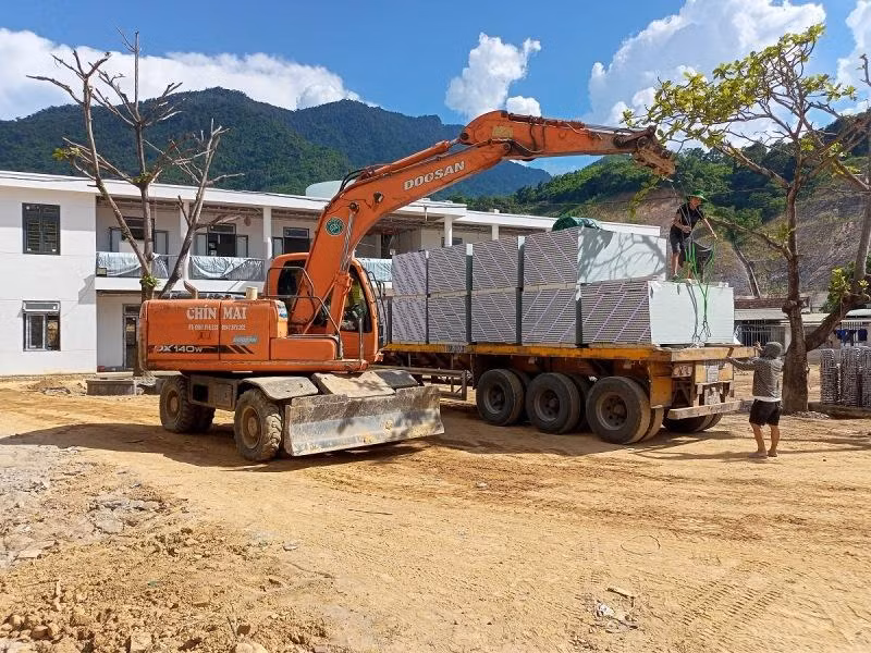 Tập kết vật tư thi công Trường THPT Kỳ Sơn.