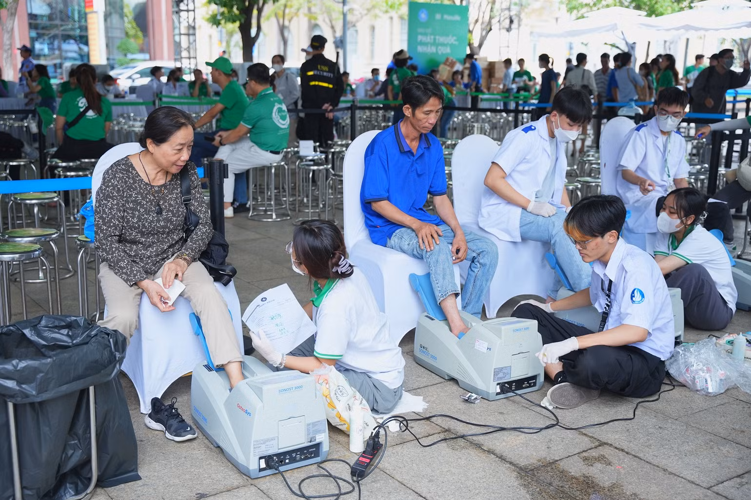 Người dân được đo loãng xương tại chương trình. Ảnh Hiền Hà