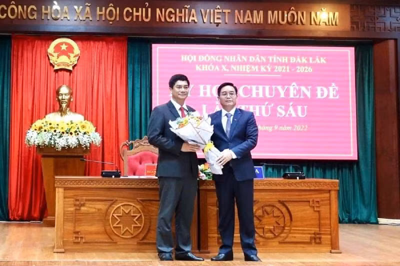 Đồng chí Nguyễn Đình Trung, Ủy viên Trung ương Đảng, Bí thư Tỉnh ủy Đắk Lắk tặng hoa cảm ơn đồng chí Y Vinh Tơr trong thời gian làm Chủ tịch Hội đồng nhân dân tỉnh đã có nhiều đóng góp cho sự phát triển của tỉnh Đắk Lắk. Đồng chí Nguyễn Đình Trung, Ủy viên Trung ương Đảng, Bí thư Tỉnh ủy Đắk Lắk tặng hoa cảm ơn đồng chí Y Vinh Tơr trong thời gian làm Chủ tịch Hội đồng nhân dân tỉnh đã có nhiều đóng góp cho sự phát triển của tỉnh Đắk Lắk.