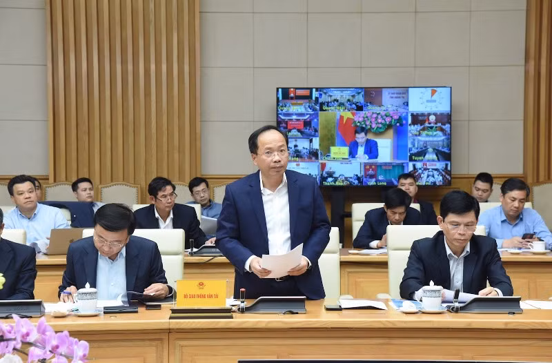 Đại diện lãnh đạo Bộ Giao thông vận tải trình bày báo cáo về tiến độ các công trình trọng điểm quốc gia.