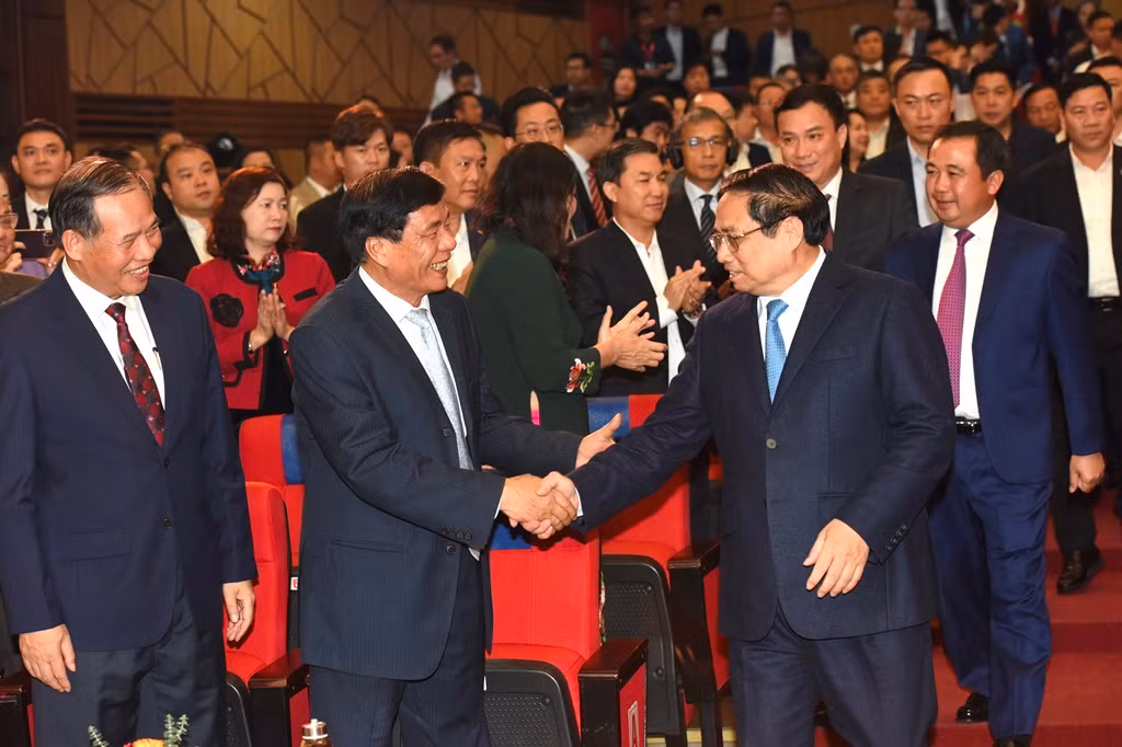 Thủ tướng Phạm Minh Chính với các đại biểu tham dự Hội nghị công bố Quy hoạch và xúc tiến đầu tư tỉnh Hải Dương.