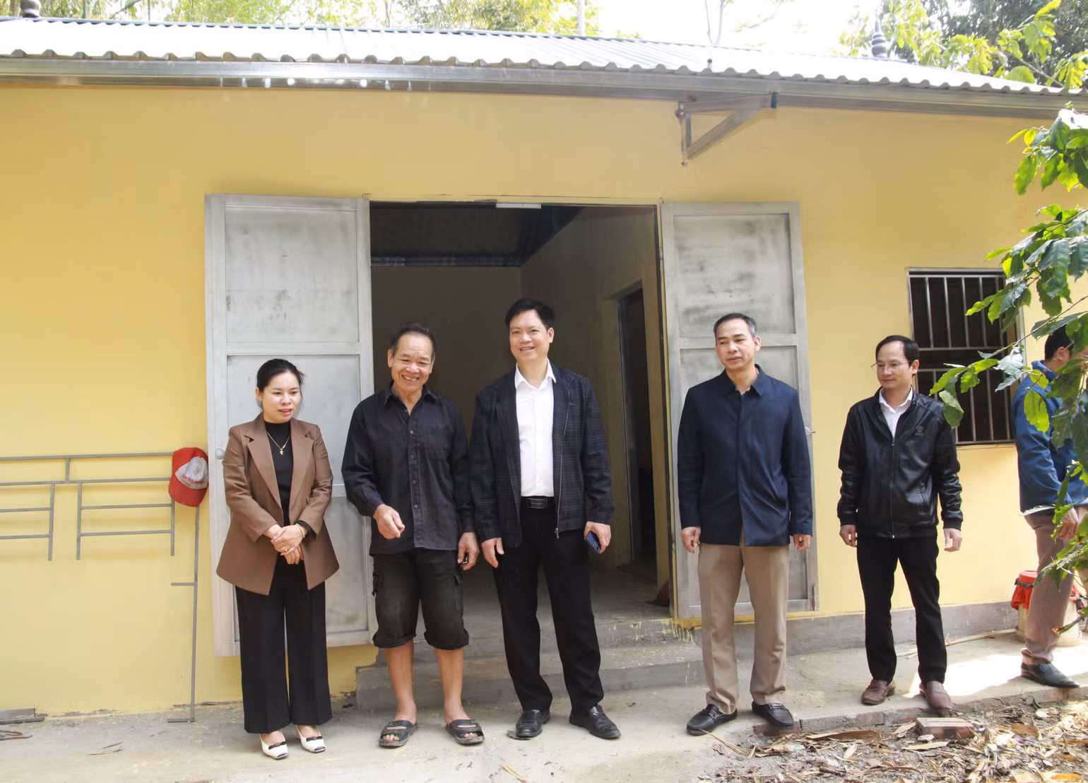 Cán bộ huyện Thuận Châu, tỉnh Sơn La chung vui với người dân dọn vào ngôi nhà mới. Cán bộ huyện Thuận Châu, tỉnh Sơn La chung vui với người dân dọn vào ngôi nhà mới.