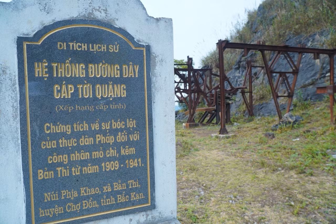 Hệ thống đường cáp tời quặng trên đỉnh Phia Khao. (Ảnh: NGỌC TÚ) Hệ thống đường cáp tời quặng trên đỉnh Phia Khao. (Ảnh: NGỌC TÚ)