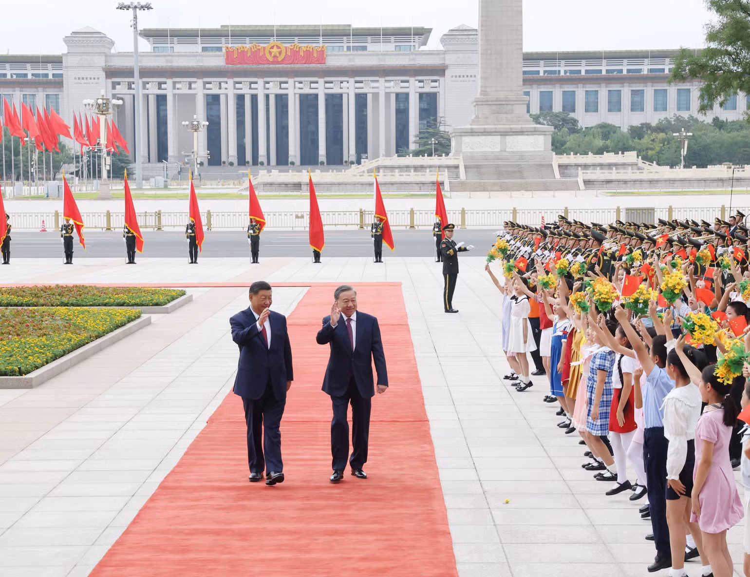 Tổng Bí thư, Chủ tịch nước Tô Lâm và Tổng Bí thư, Chủ tịch nước Trung Quốc Tập Cận Bình vẫy tay chào các cháu thiếu nhi. Ảnh: Trí Dũng – TTXVN